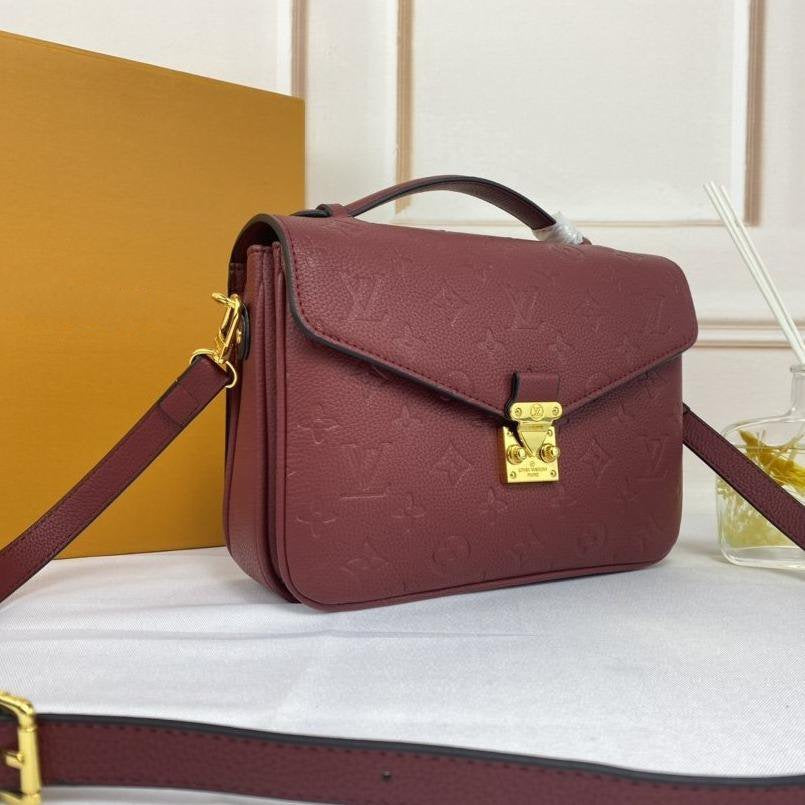 L*V POCHETTE METIS 25CM DARK RED