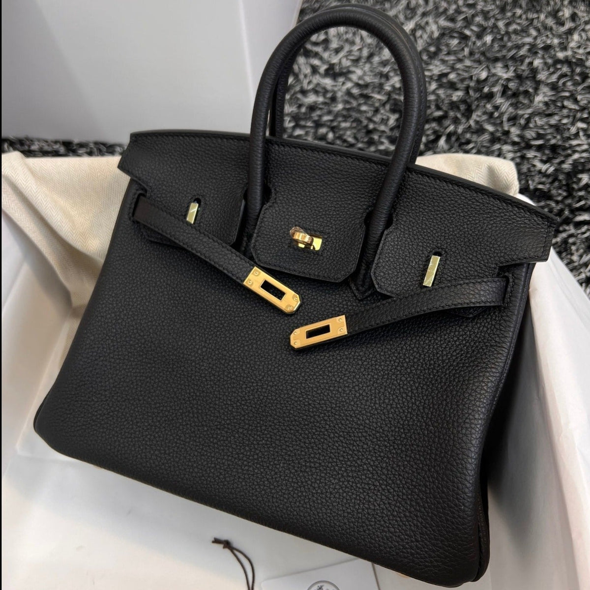 H*M B*RKIN 25CM BLACK TOGO LEATHER GOLD HARDWARE