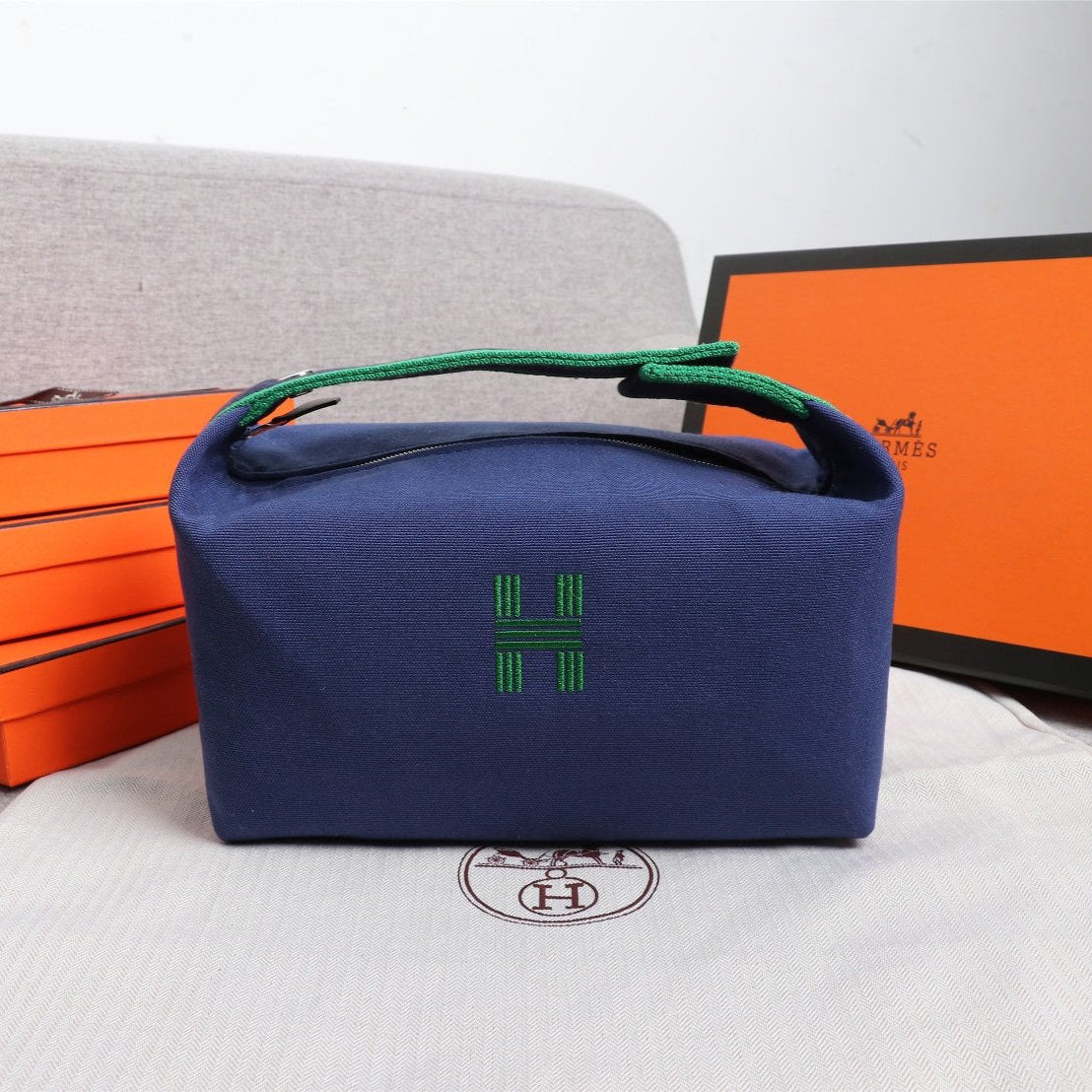H*M BRIDE-A-BRAC 21 AZURE CANVAS
