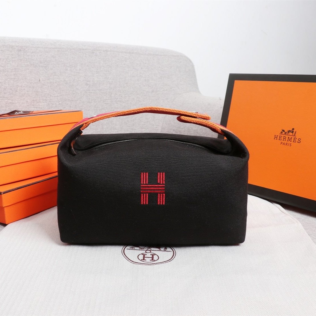 H*M BRIDE-A-BRAC 21 BLACK CANVAS