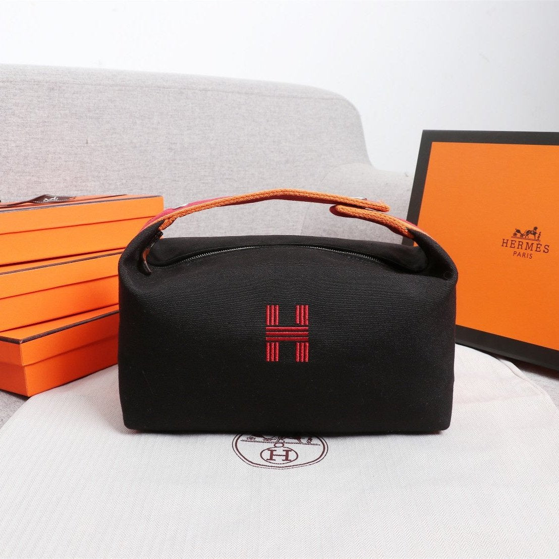H*M BRIDE-A-BRAC 25 BLACK CANVAS