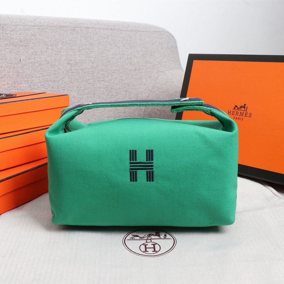 H*M BRIDE-A-BRAC 21 JADE CANVAS
