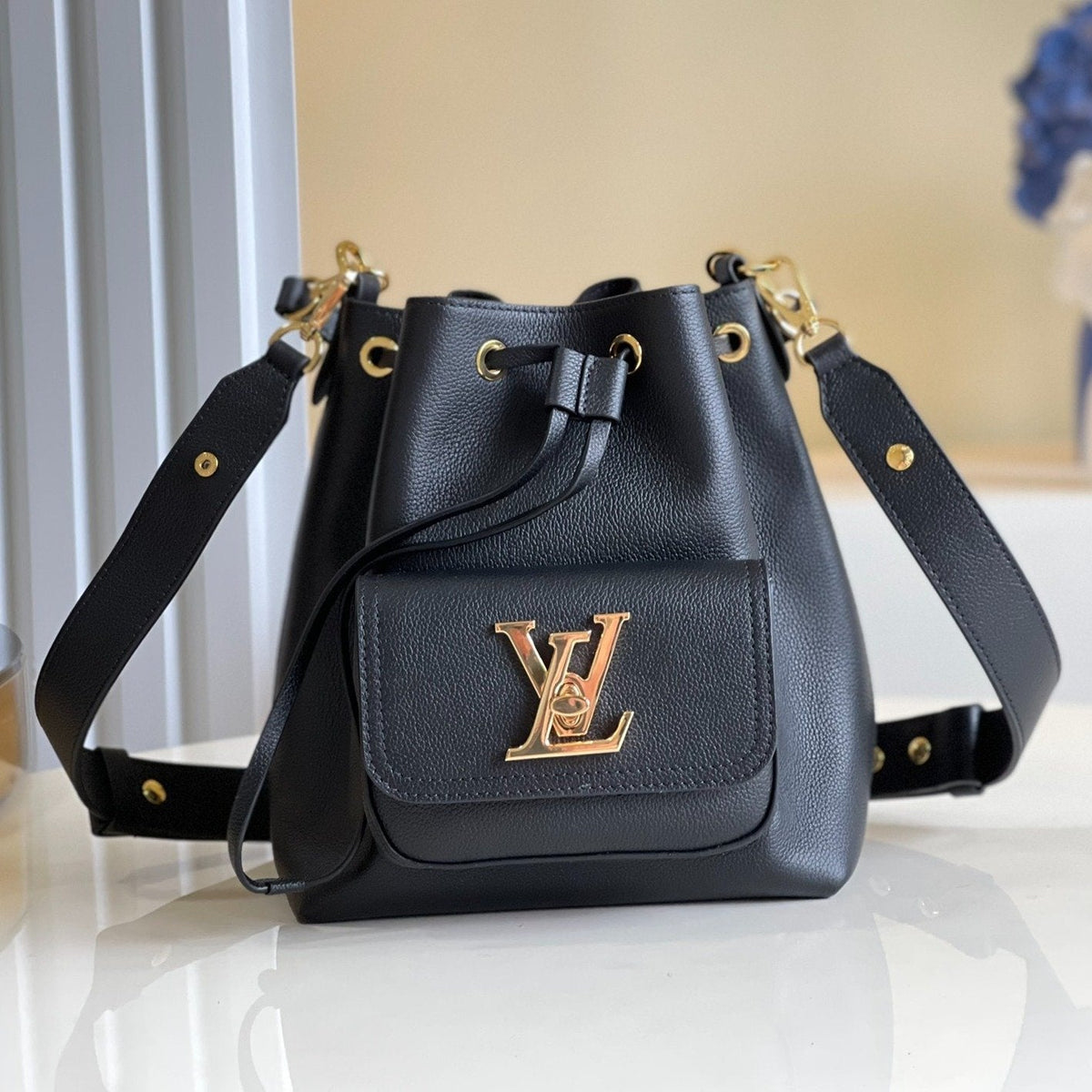 L*V LOCKME BUCKET 23 BLACK GRAINED CALF SKIN