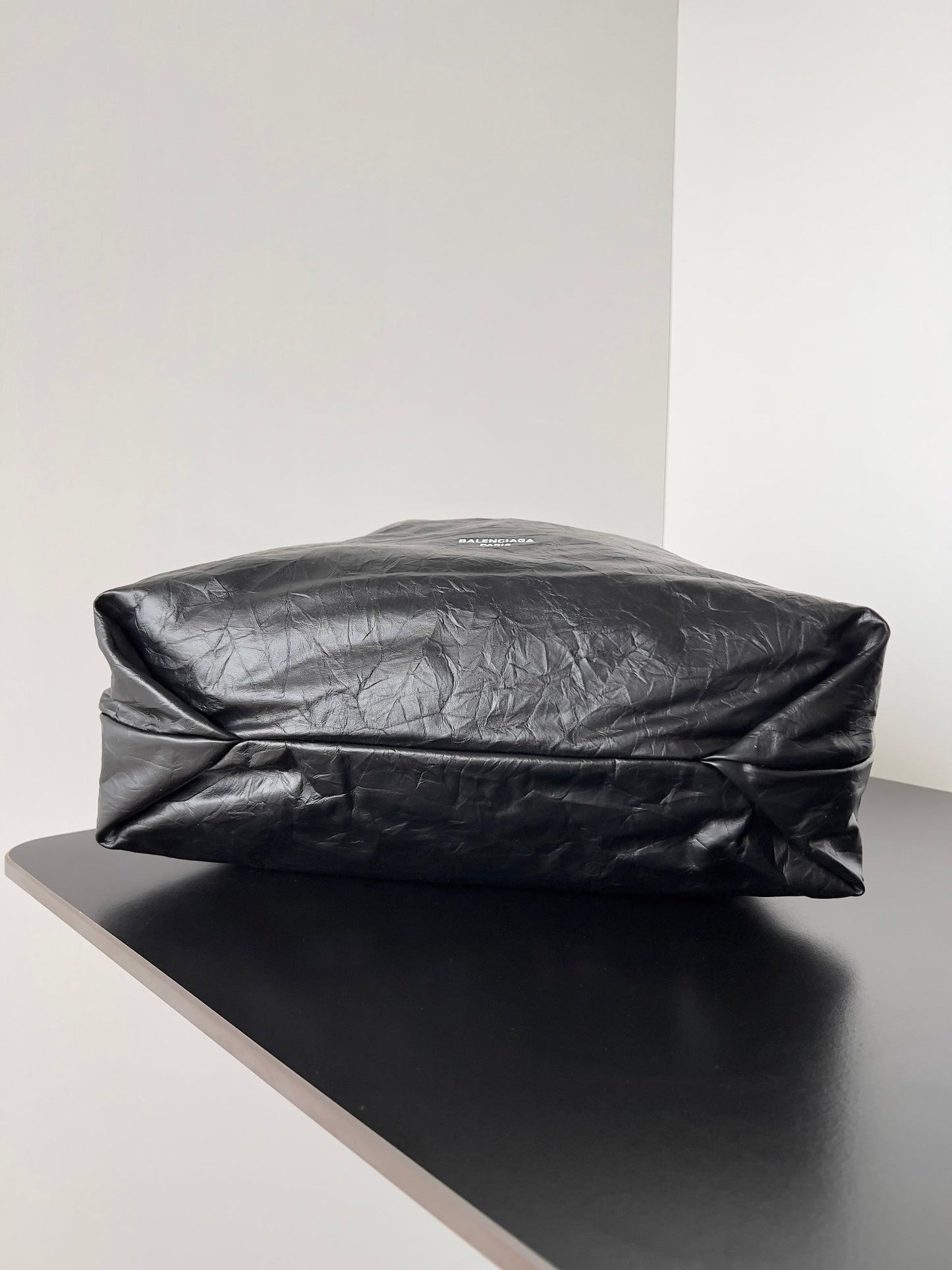 CRUSH LARGE TOTE BAG 46 IN BLACK CRUSHED CALFSKIN GOLD HARDWARE