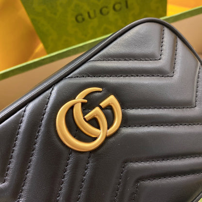 GG MINI 18 MARMONT MATELASS_ BLACK CALFSKIN WITH GOLDEN LOGO