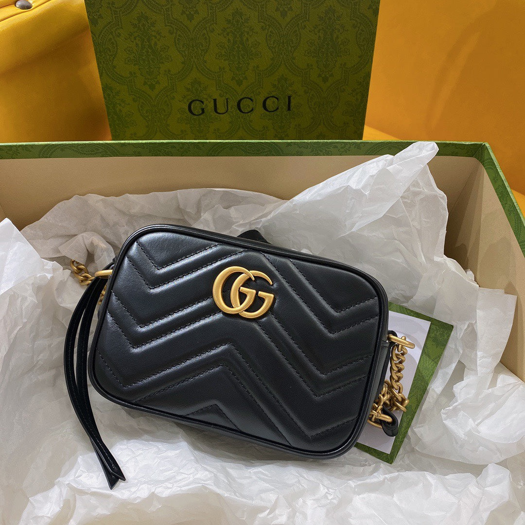 GG MINI 18 MARMONT MATELASS_ BLACK CALFSKIN WITH GOLDEN LOGO