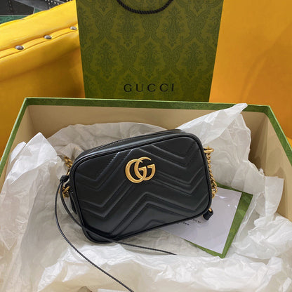 GG MINI 18 MARMONT MATELASS_ BLACK CALFSKIN WITH GOLDEN LOGO