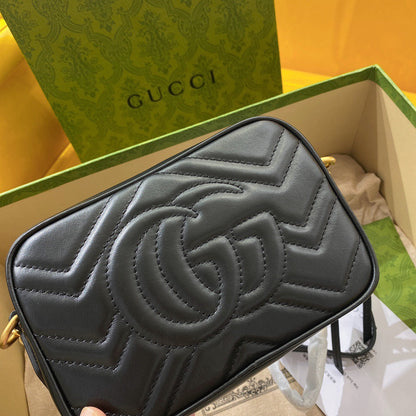 GG MINI 18 MARMONT MATELASS_ BLACK CALFSKIN WITH GOLDEN LOGO