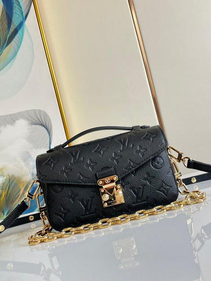 Pochette Metis East West 21.5 Black Grained Cowhide Leather