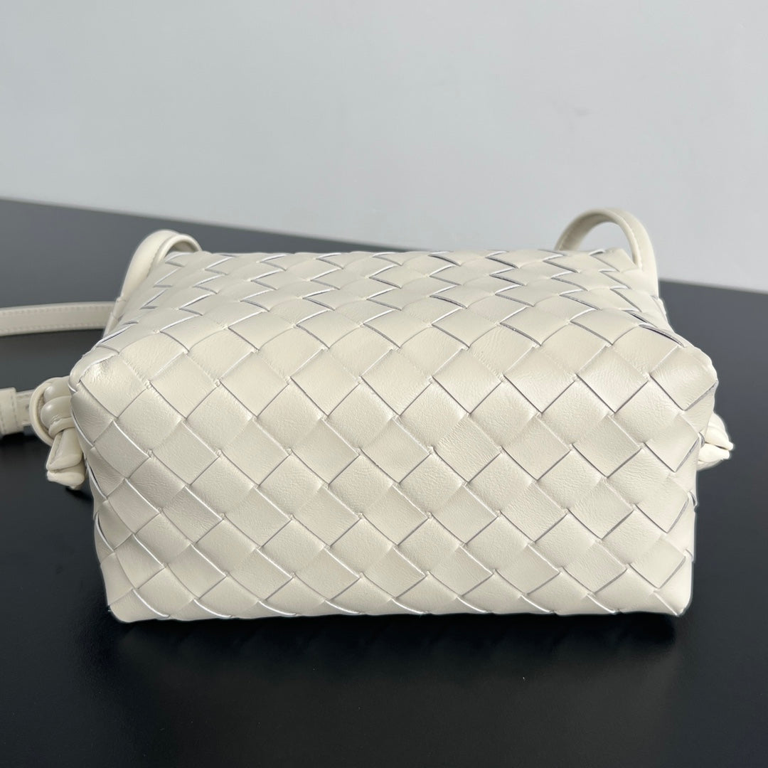 BV Loop Top Handle 19cm Cream Lambskin