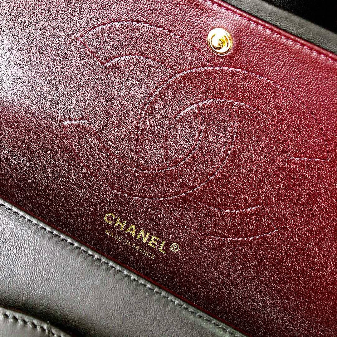 CLASSIC FLAP 30 BLACK LAMBSKIN LIGHT GOLD HARDWARE