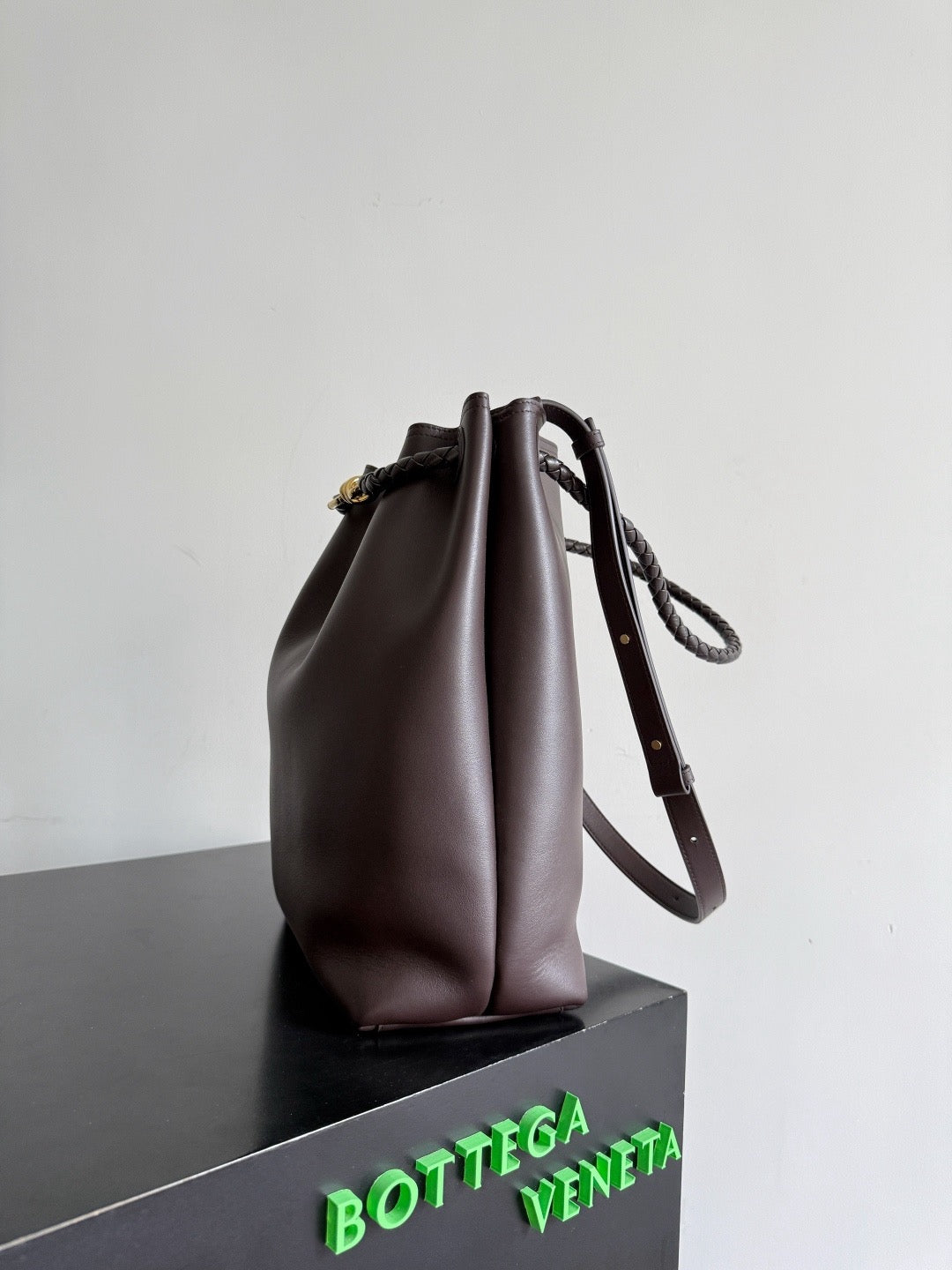 Bottega Veneta 2025 Andiamo Bucket Bag 34cm Fondant Silky Calfskin Suede