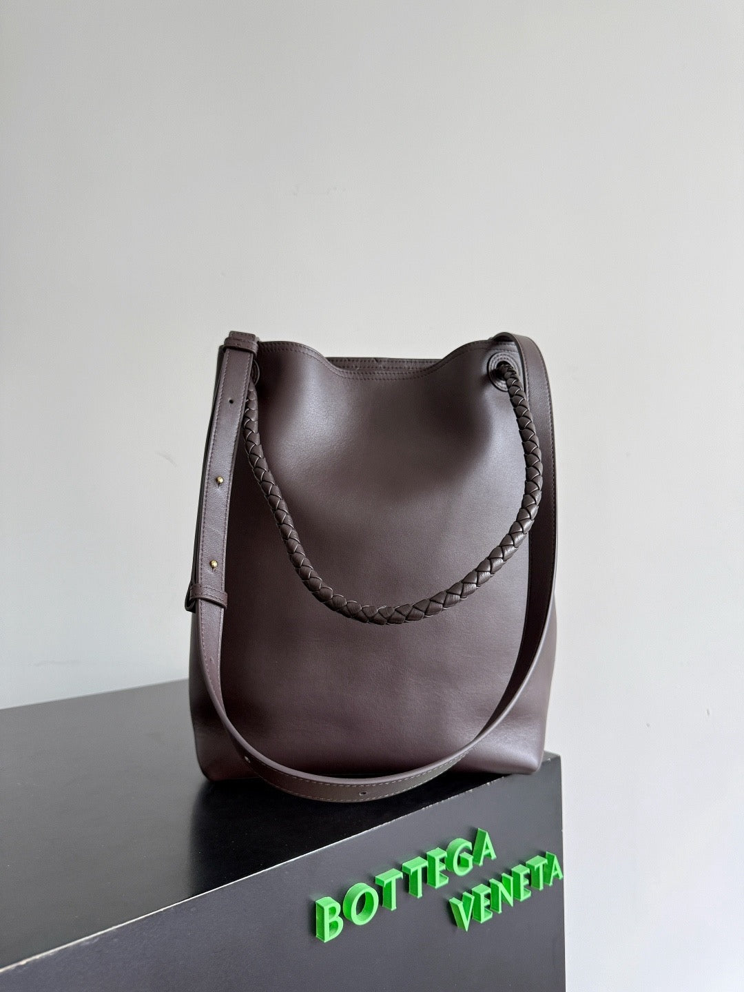 Bottega Veneta 2025 Andiamo Bucket Bag 34cm Fondant Silky Calfskin Suede
