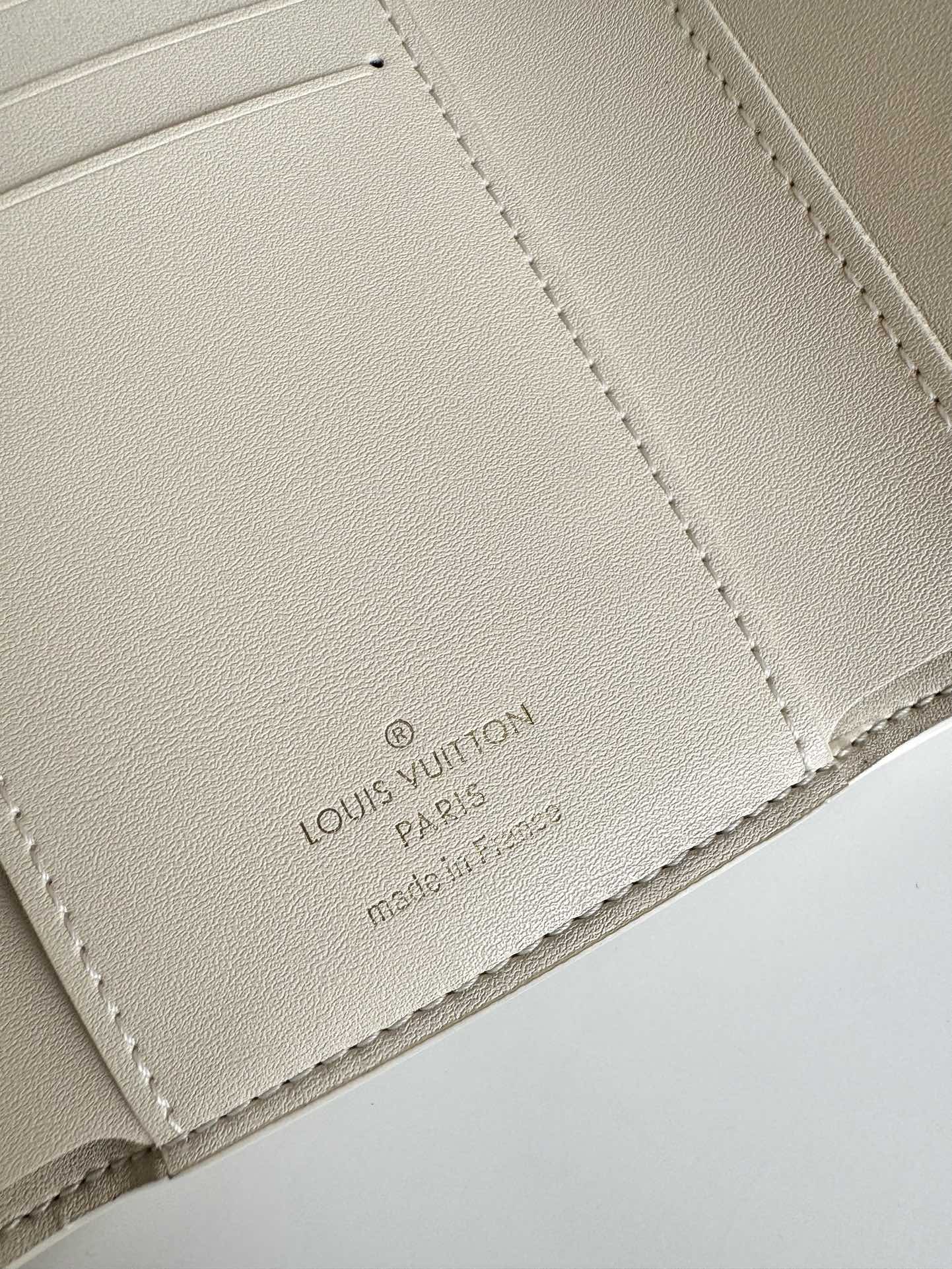 LV Capucines Compact Wallet Taurillon & Cowhile GHW