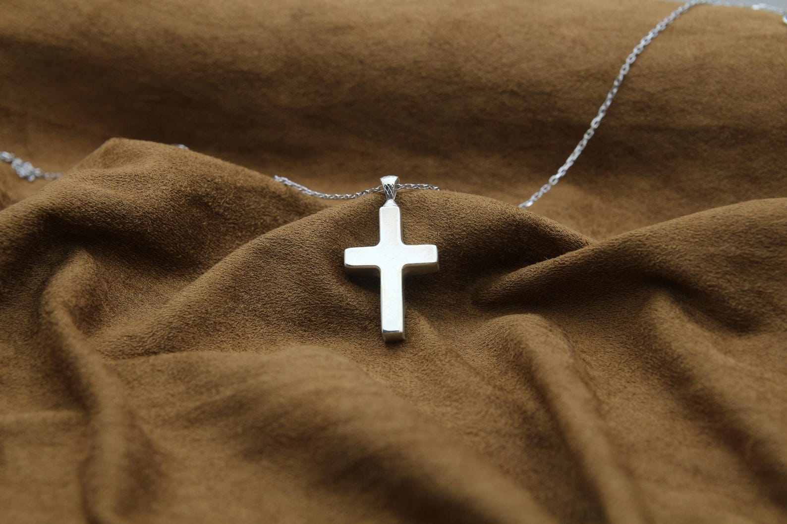 Cross Urn Necklace – 925 Sterling Silver Memorial Ash Pendant with Optional Engraving