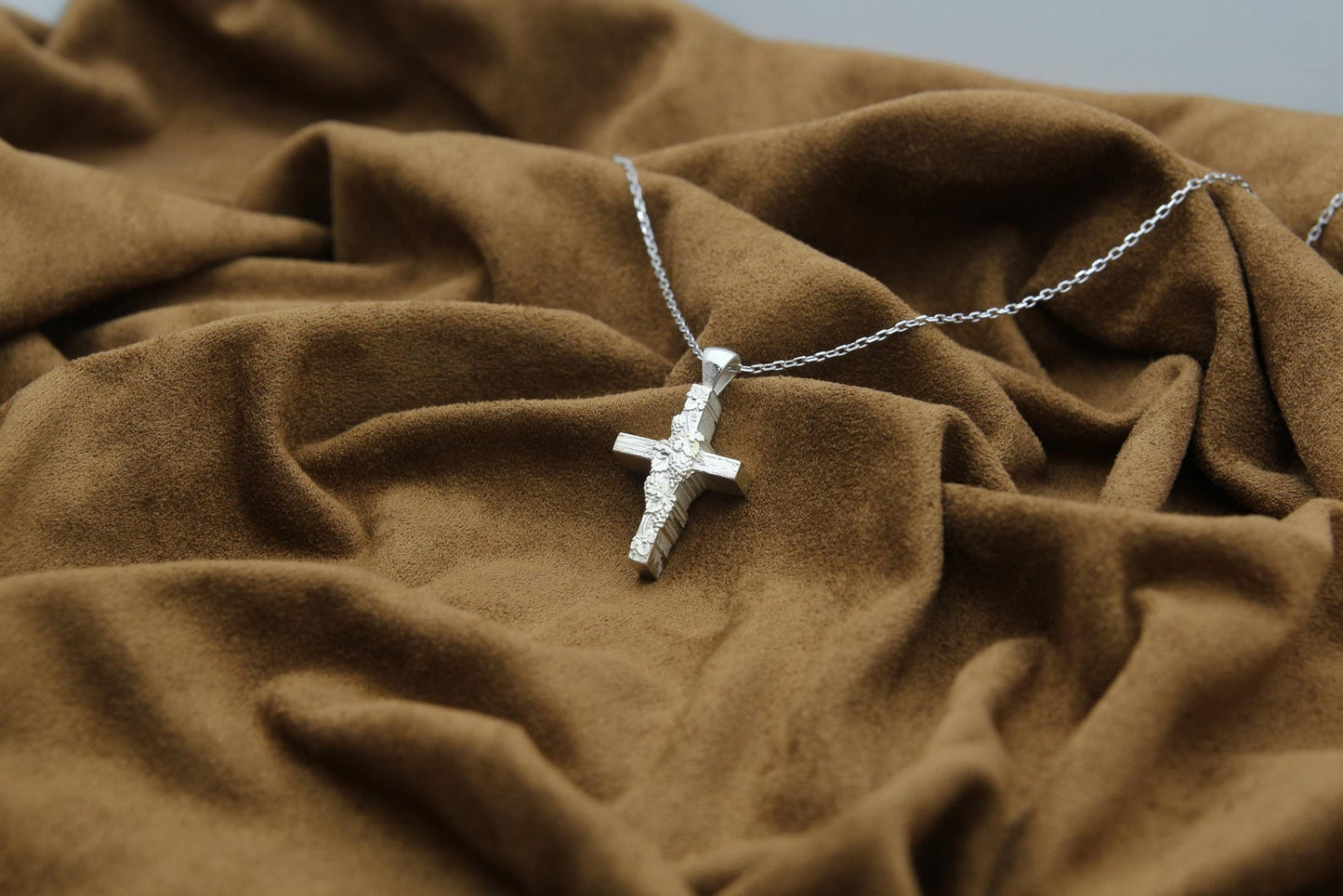 Vine Cross Memorial Urn Necklace – 925 Sterling Silver Grape Motif Ash Pendant with Optional Engraving (24 mm)