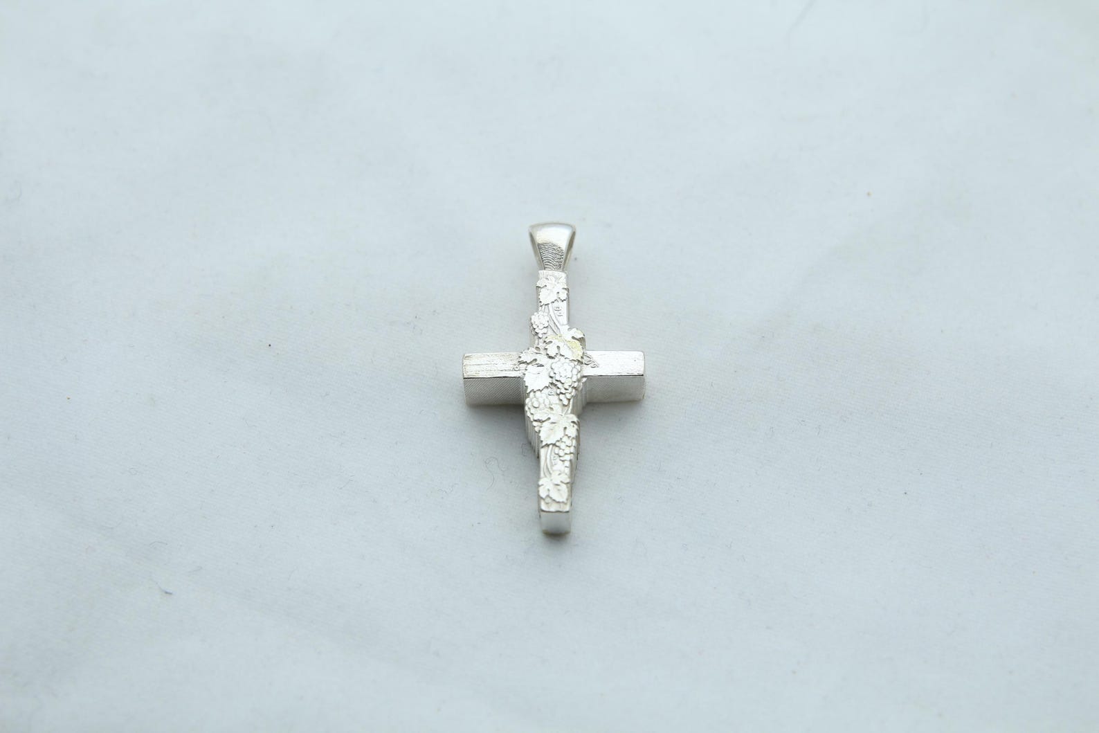 Vine Cross Memorial Urn Necklace – 925 Sterling Silver Grape Motif Ash Pendant with Optional Engraving (24 mm)