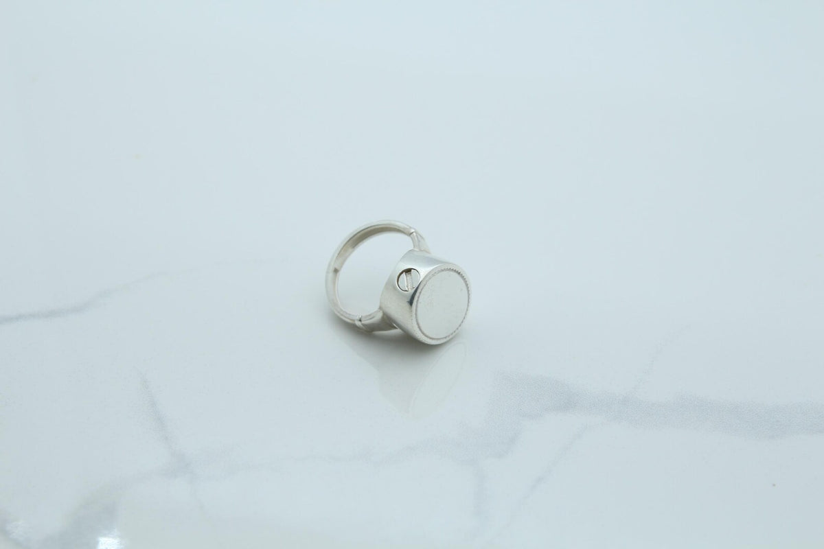 Unisex Oval Urn Ring – 925 Sterling Silver Memorial Ash Ring (15 × 12 mm)