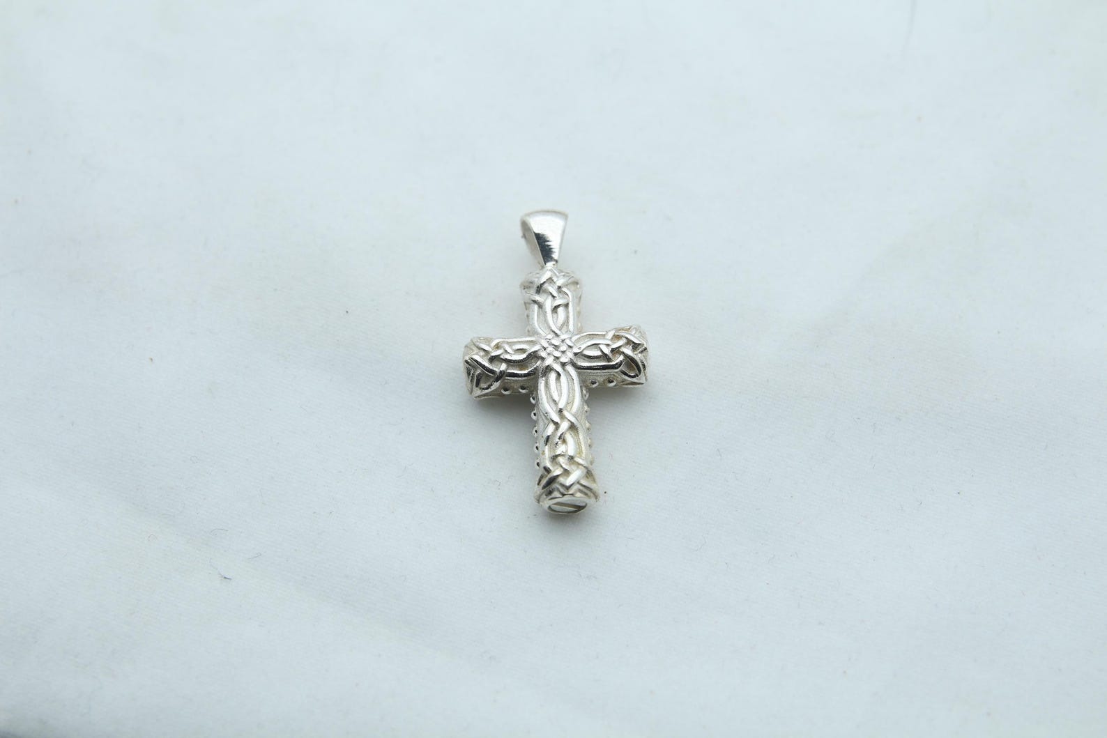 Celtic Cross Heritage Urn Necklace – 925 Sterling Silver Memorial Ash Pendant (24 mm)