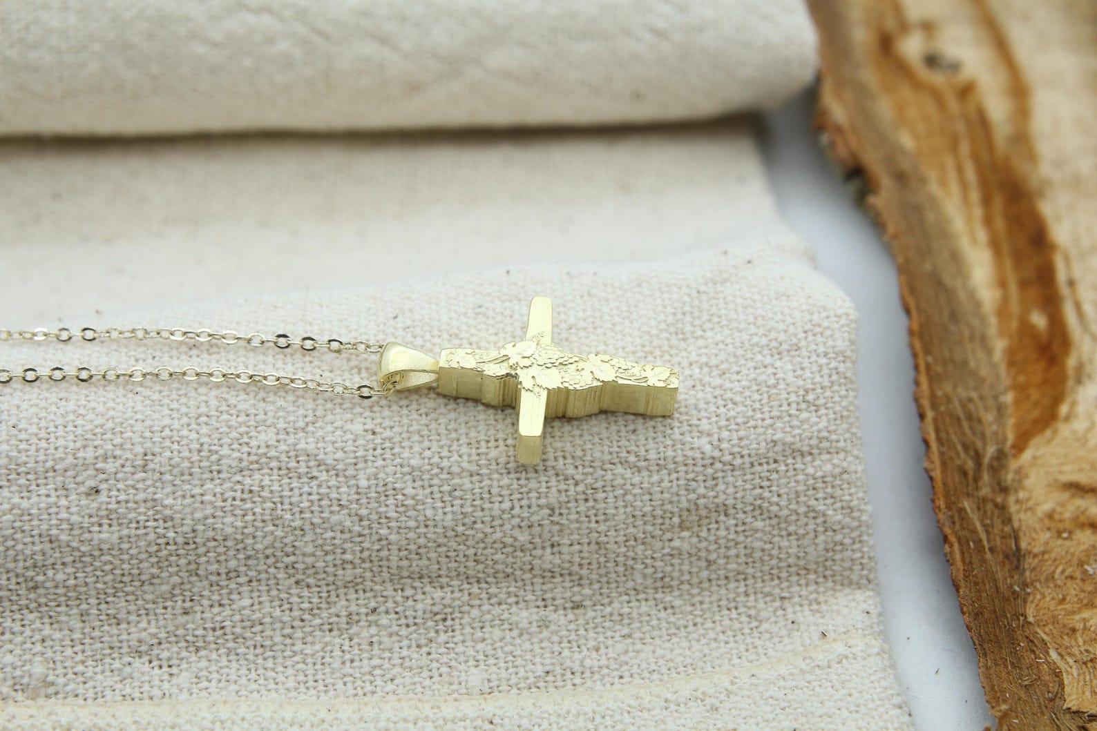 Grapevine Heritage Cross Urn Necklace – 925 Sterling Silver Ash Pendant with Optional Engraving (24 mm)