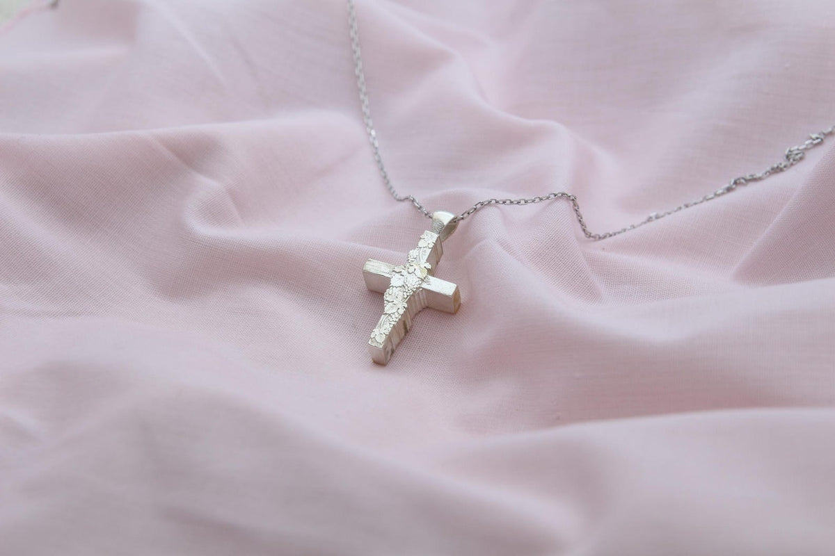 Vine Cross Memorial Urn Necklace – 925 Sterling Silver Grape Motif Ash Pendant with Optional Engraving (24 mm)