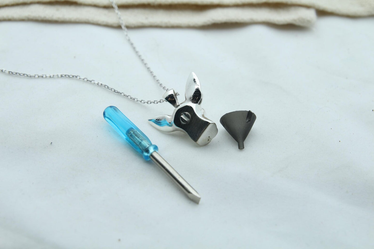 Chihuahua Love Memorial Urn Necklace – 925 Sterling Silver Dog Ash Pendant with Optional Engraving (20 mm)