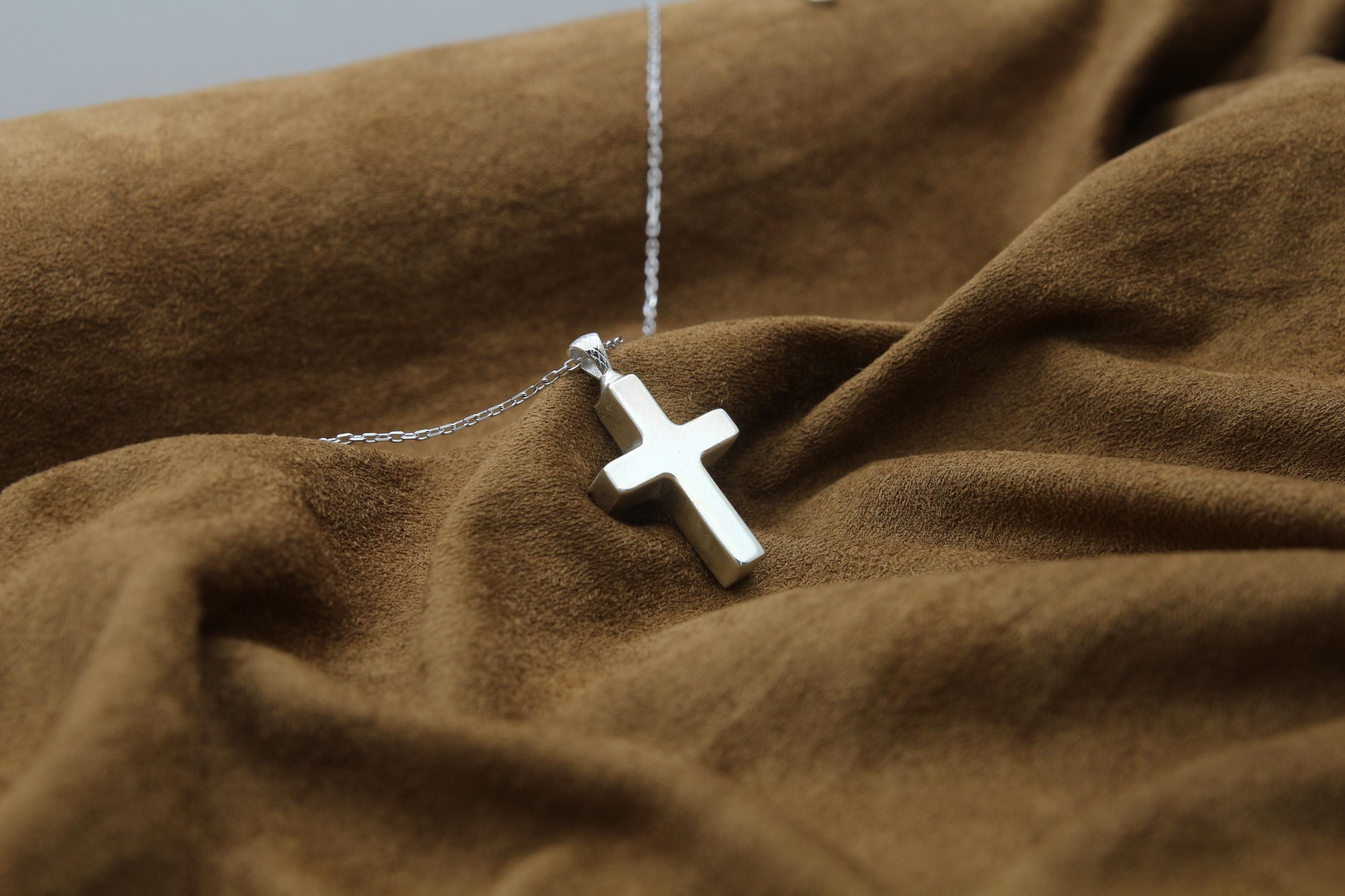 Cross Urn Necklace – 925 Sterling Silver Memorial Ash Pendant with Optional Engraving