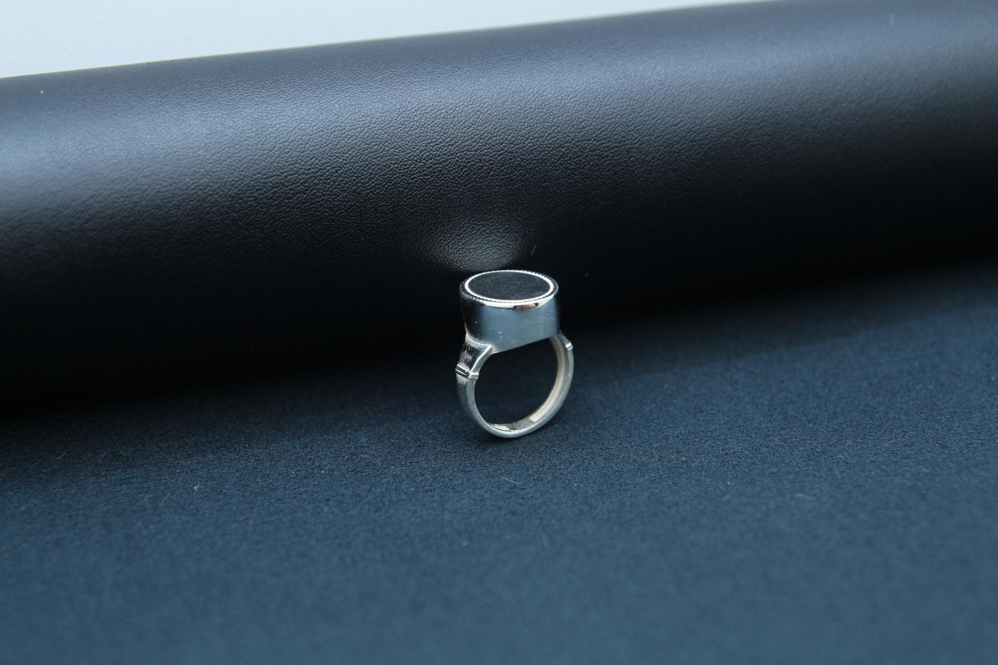 Unisex Oval Urn Ring – 925 Sterling Silver Memorial Ash Ring (15 × 12 mm)