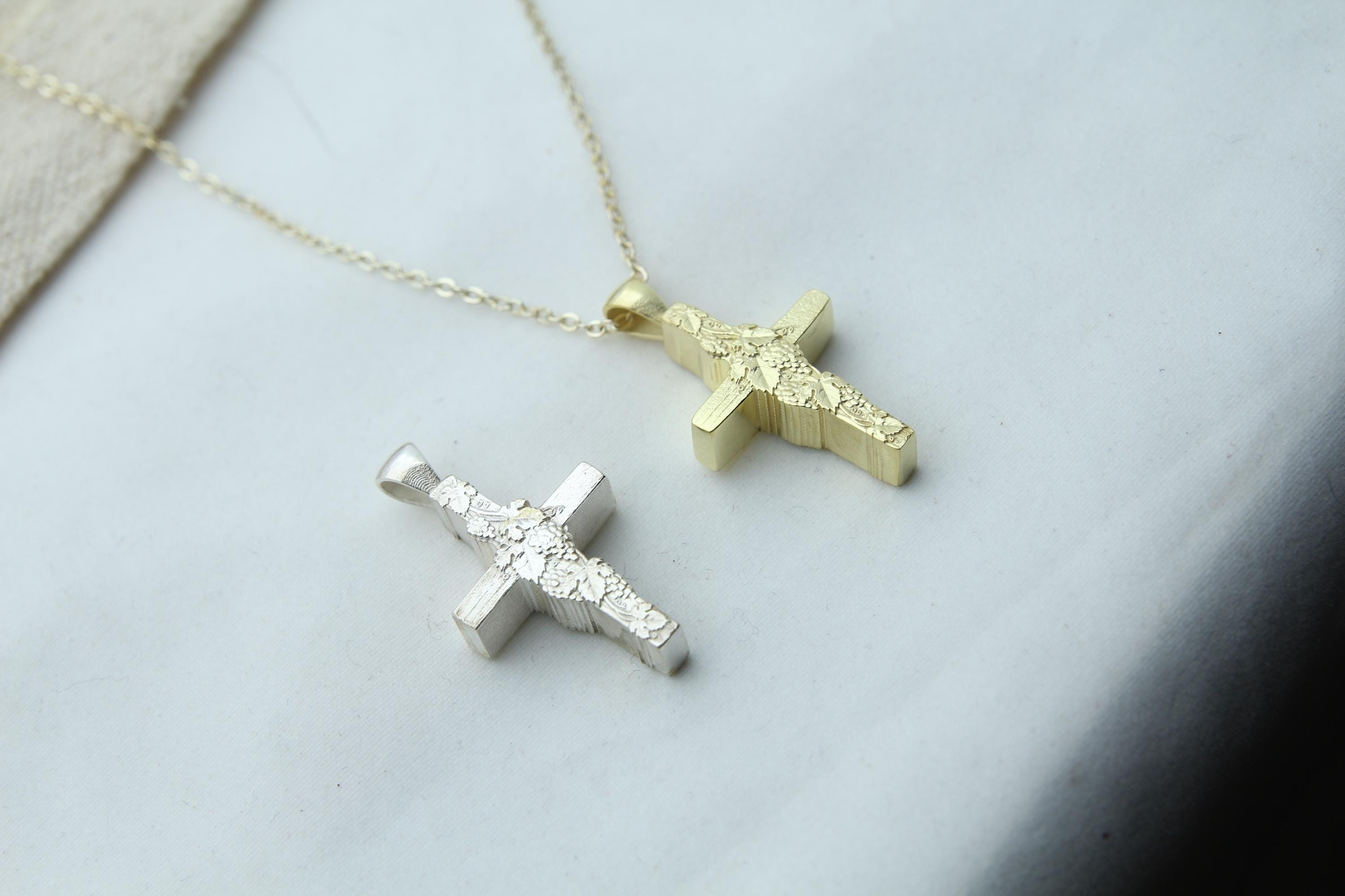 Grapevine Heritage Cross Urn Necklace – 925 Sterling Silver Ash Pendant with Optional Engraving (24 mm)