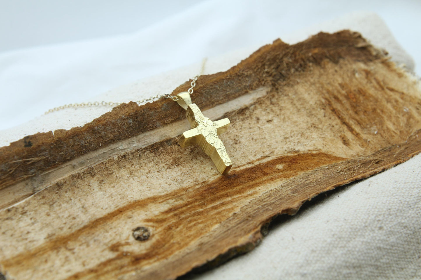 Grapevine Heritage Cross Urn Necklace – 925 Sterling Silver Ash Pendant with Optional Engraving (24 mm)
