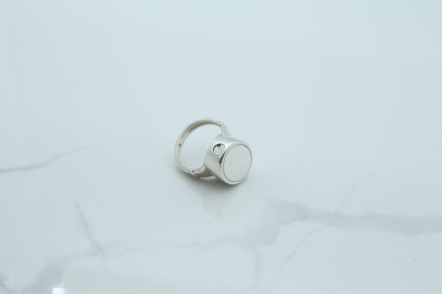 Unisex Oval Urn Ring – 925 Sterling Silver Memorial Ash Ring (15 × 12 mm)