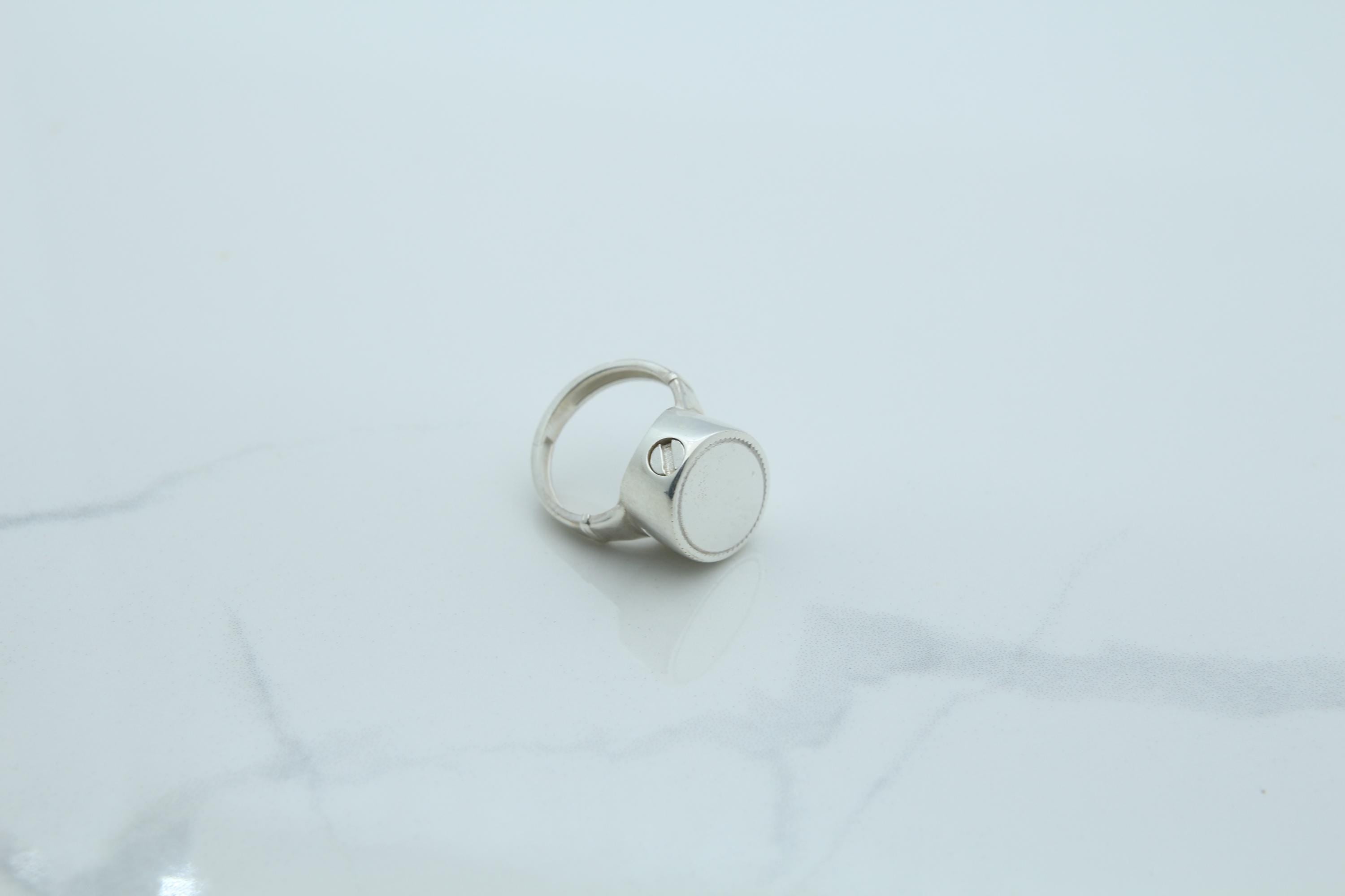 Unisex Oval Urn Ring – 925 Sterling Silver Memorial Ash Ring (15 × 12 mm)