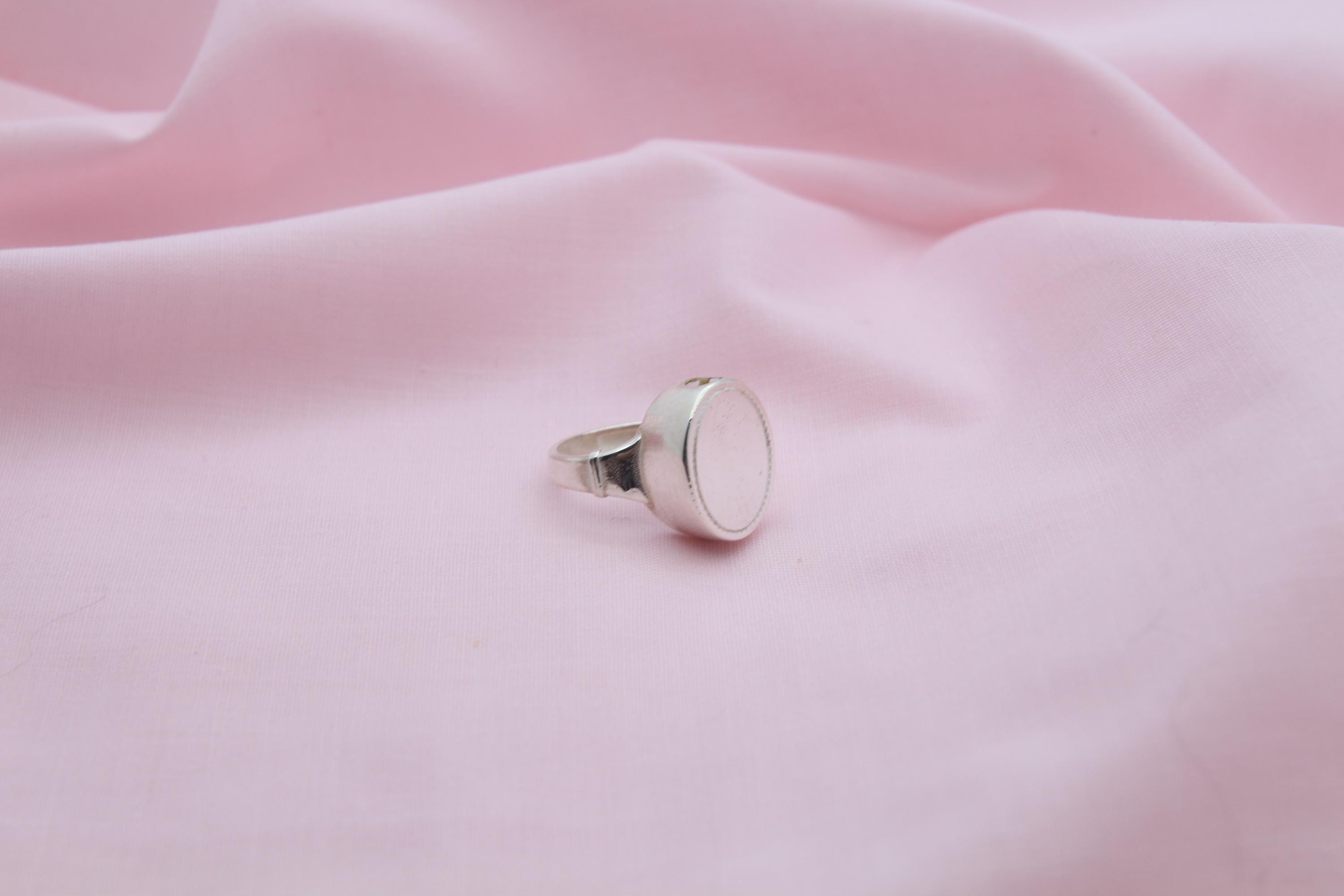 Unisex Oval Urn Ring – 925 Sterling Silver Memorial Ash Ring (15 × 12 mm)
