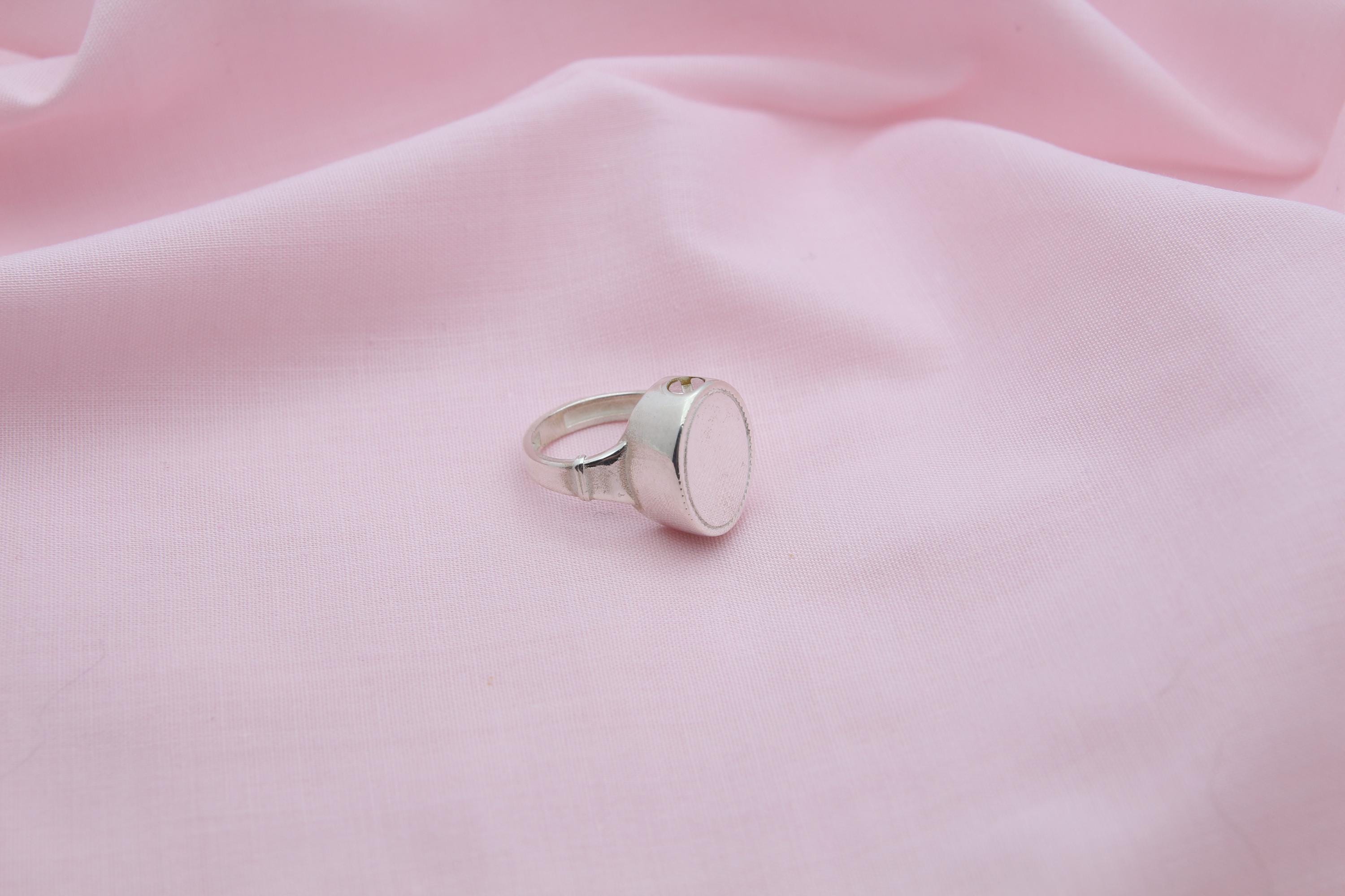 Unisex Oval Urn Ring – 925 Sterling Silver Memorial Ash Ring (15 × 12 mm)