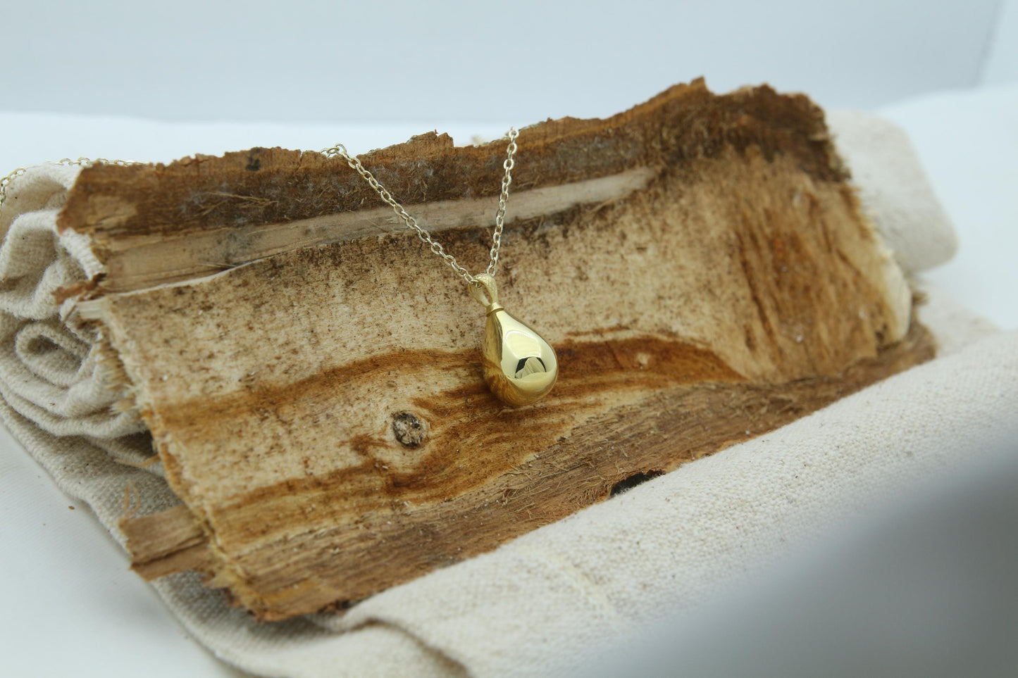 Elegant Teardrop Memorial Urn Necklace – 925 Sterling Silver Keepsake Pendant with Engraving Option (3 Sizes)