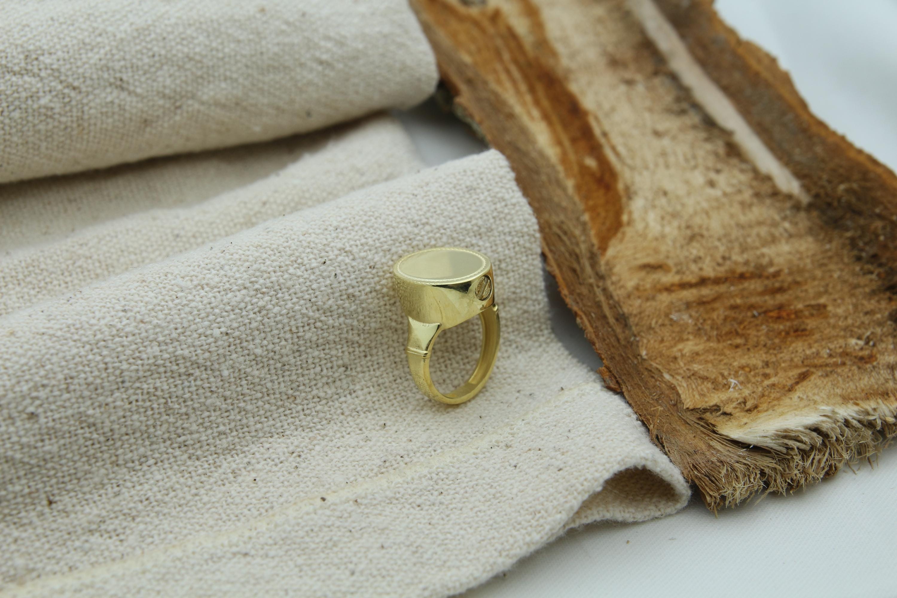 Oval Urn Ring – 925 Sterling Silver Memorial Ash Ring (15 × 12 mm)