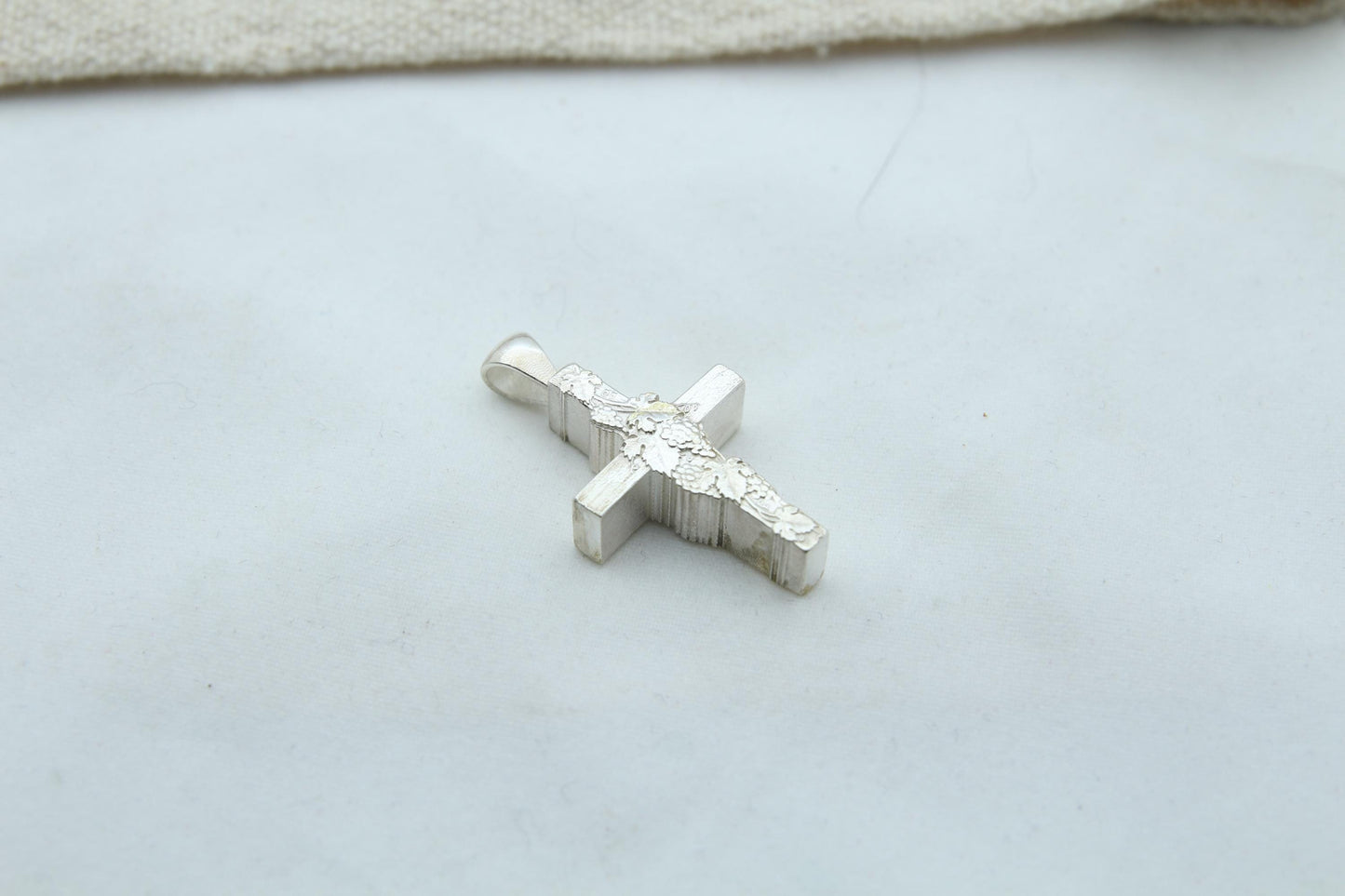 Vine Cross Memorial Urn Necklace – 925 Sterling Silver Grape Motif Ash Pendant with Optional Engraving (24 mm)
