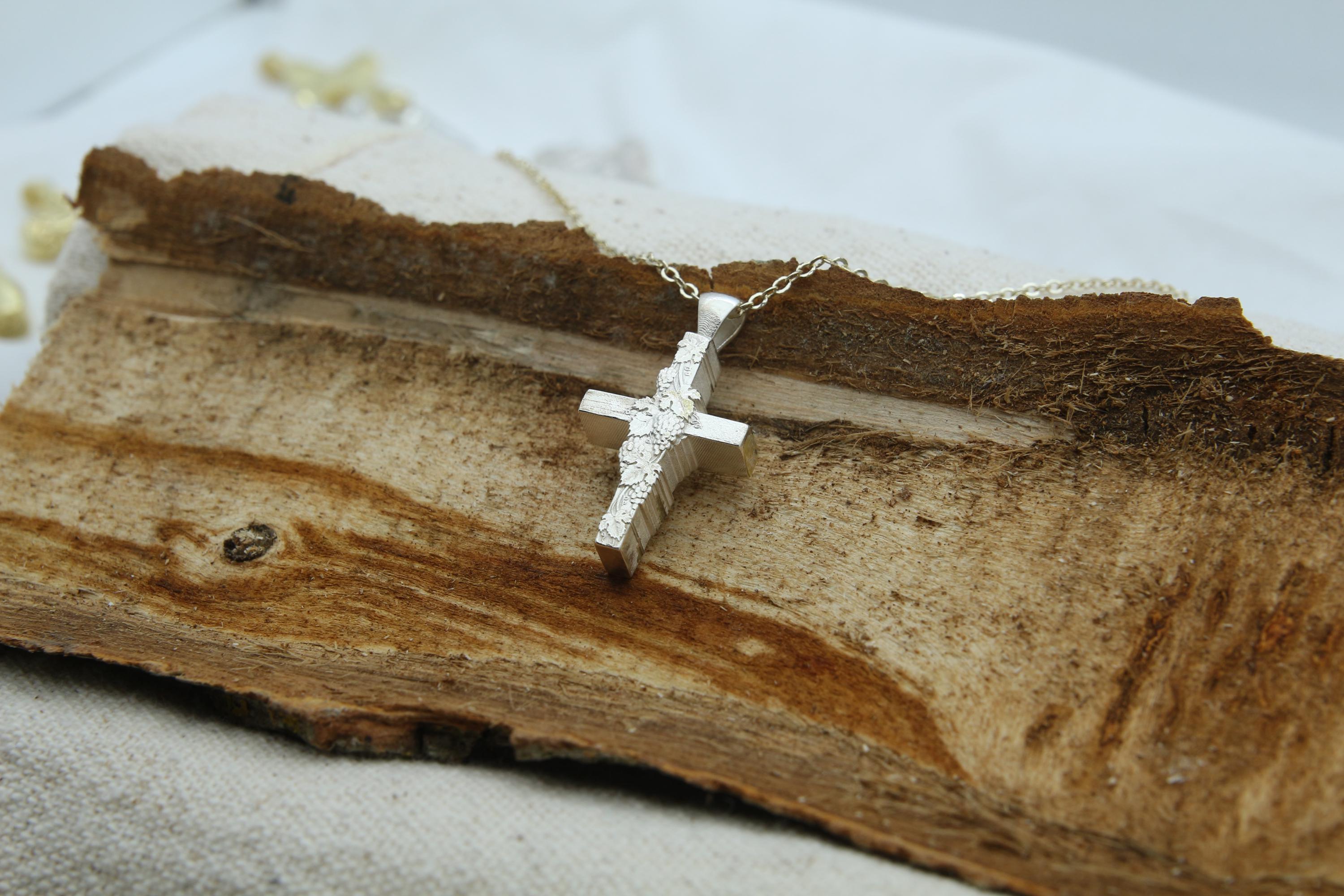Vine Cross Memorial Urn Necklace – 925 Sterling Silver Grape Motif Ash Pendant with Optional Engraving (24 mm)
