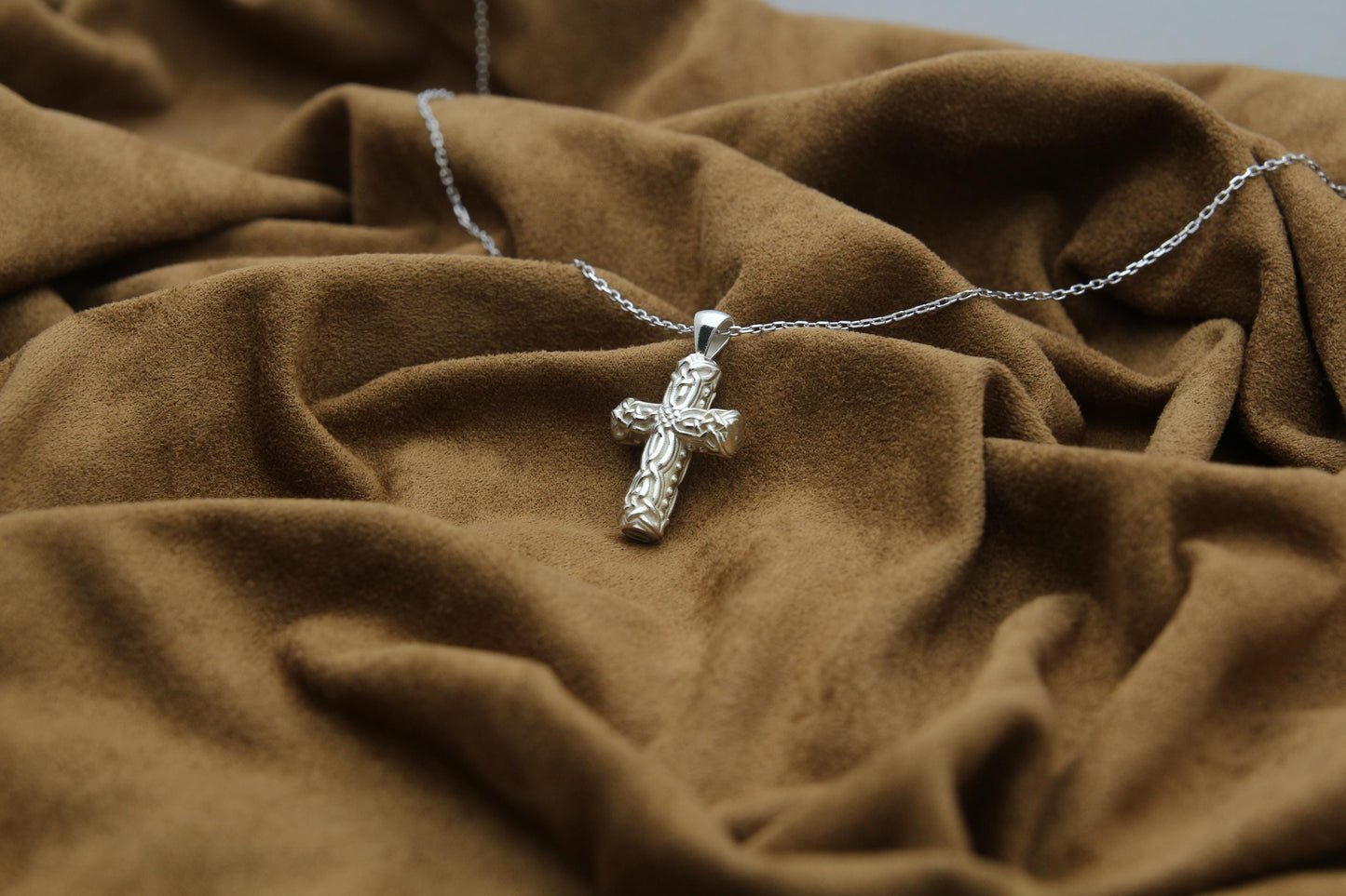 Celtic Cross Heritage Urn Necklace – 925 Sterling Silver Memorial Ash Pendant (24 mm)