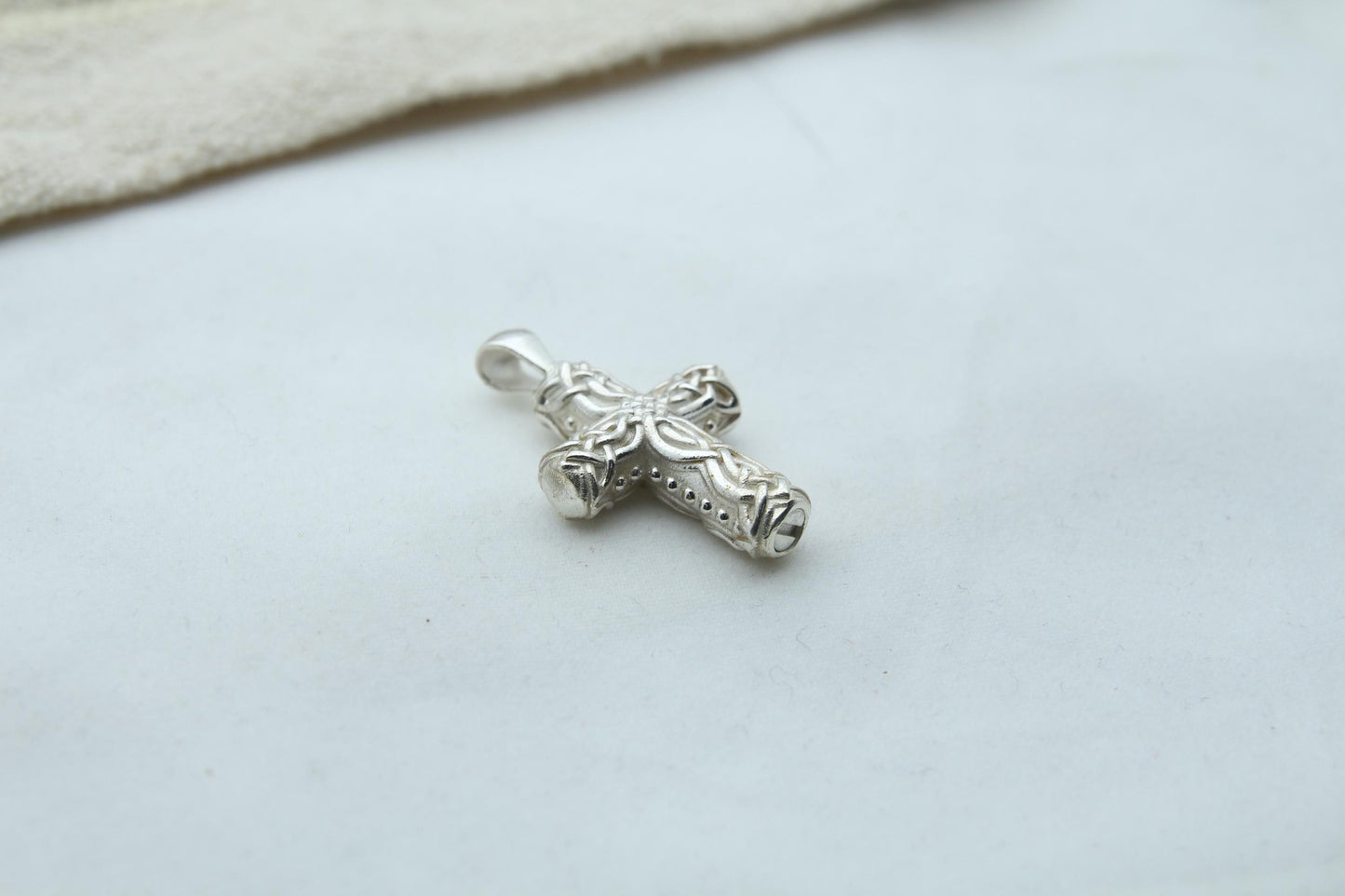 Celtic Cross Heritage Urn Necklace – 925 Sterling Silver Memorial Ash Pendant (24 mm)