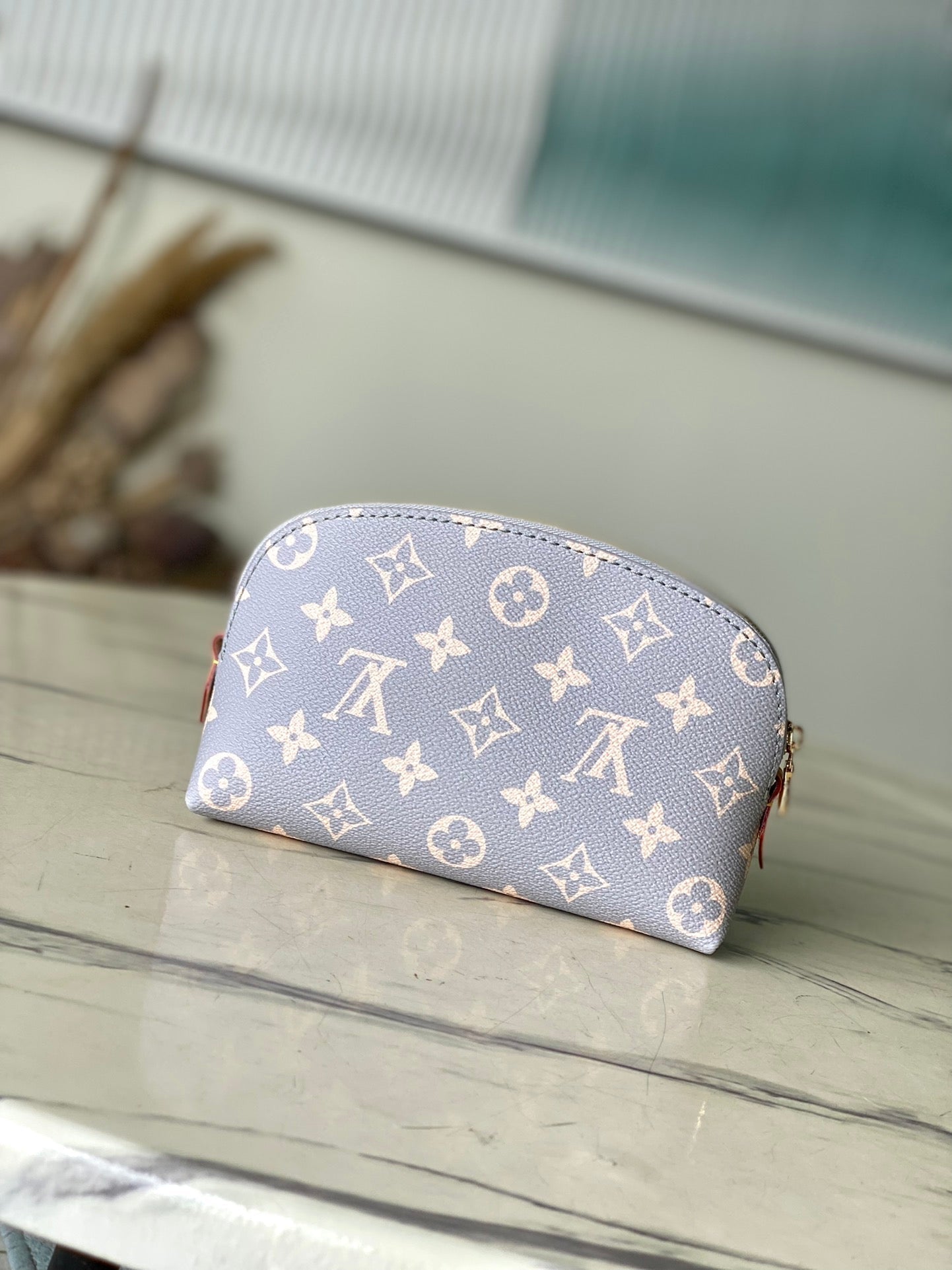 POCHETTE COSM_TIQUE PM 19 IN GRAY CREAM MONOGRAM TRIANON CANVAS