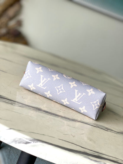 POCHETTE COSM_TIQUE PM 19 IN GRAY CREAM MONOGRAM TRIANON CANVAS