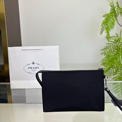 CLUTCH 25 IN BLACK RE-NYLON TRIANGLE LOGO