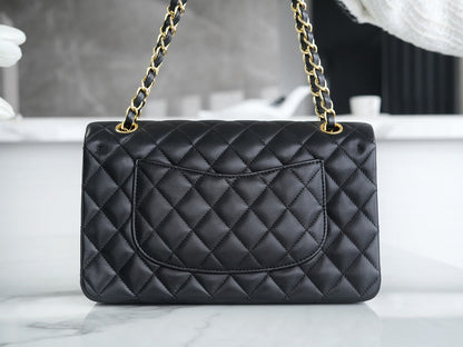 CLASSIC FLAP 25 BLACK LAMBSKIN LIGHT GOLD HARDWARE